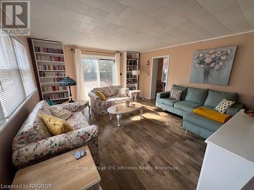 69 Albert Street N, Saugeen Shores, ON - Indoor Photo Showing Living Room