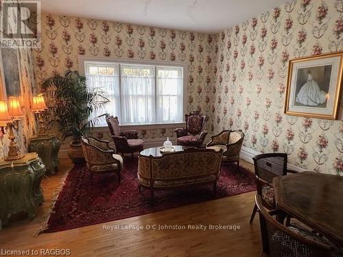 69 Albert Street N, Saugeen Shores, ON - Indoor Photo Showing Living Room