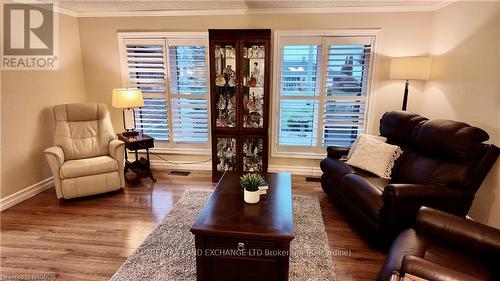 355 Penetangore Row, Kincardine, ON - Indoor Photo Showing Living Room