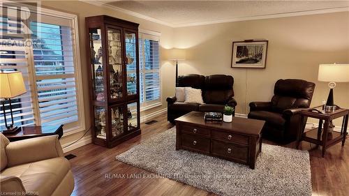 355 Penetangore Row, Kincardine, ON - Indoor Photo Showing Living Room