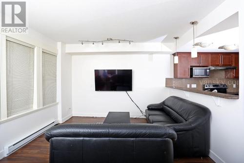 4 6538 Elgin Avenue, Burnaby, BC - Indoor Photo Showing Living Room