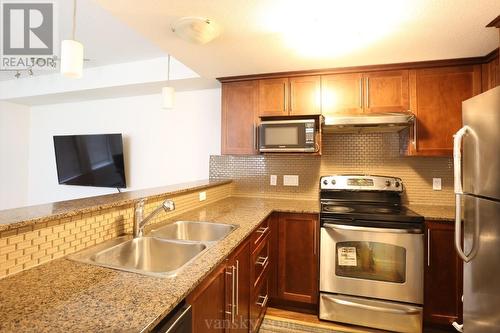 4 6538 Elgin Avenue, Burnaby, BC - Indoor Photo Showing Kitchen With Double Sink