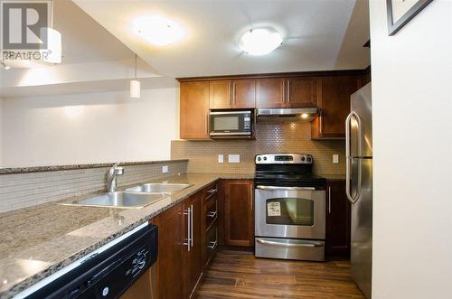 4 6538 Elgin Avenue, Burnaby, BC - Indoor Photo Showing Kitchen With Double Sink With Upgraded Kitchen