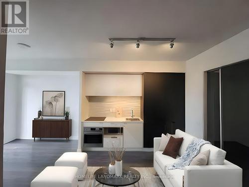 622 - 33 Helendale Avenue, Toronto, ON - Indoor Photo Showing Living Room