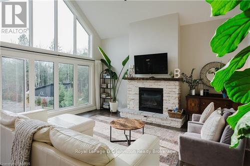 136 Trillium Drive Drive, Saugeen Shores, ON - Indoor Photo Showing Living Room With Fireplace