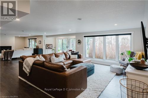 136 Trillium Drive Drive, Saugeen Shores, ON - Indoor Photo Showing Living Room