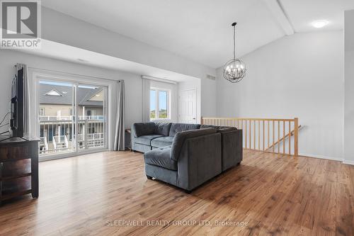 106 Sternes S, Ottawa, ON - Indoor Photo Showing Living Room