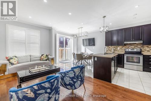 18 Loftsmoor Drive, Brampton, ON - Indoor Photo Showing Kitchen With Upgraded Kitchen