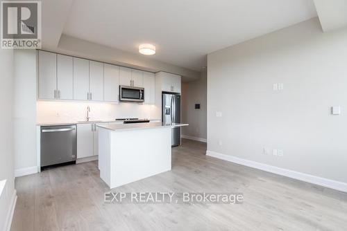 1904 - 3220 William Coltson Avenue, Oakville, ON - Indoor Photo Showing Kitchen