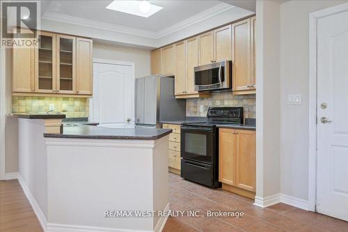 420 - 3351 Cawthra Road, Mississauga, ON - Indoor Photo Showing Kitchen