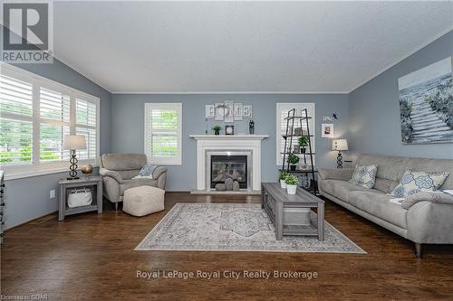 40 Bullfrog Drive, Puslinch, ON - Indoor Photo Showing Living Room With Fireplace