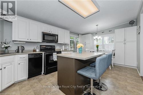 40 Bullfrog Drive, Puslinch, ON - Indoor Photo Showing Kitchen