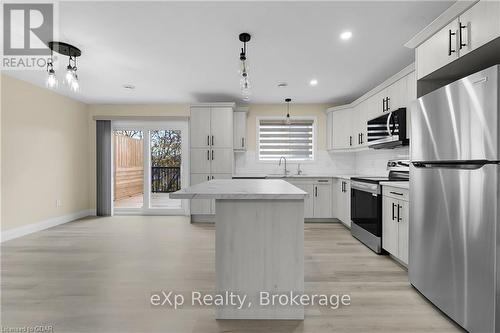 370 Forfar Street E, Centre Wellington (Fergus), ON - Indoor Photo Showing Kitchen With Upgraded Kitchen