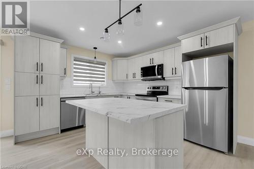 370 Forfar Street E, Centre Wellington (Fergus), ON - Indoor Photo Showing Kitchen