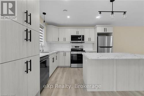 370 Forfar Street E, Centre Wellington (Fergus), ON - Indoor Photo Showing Kitchen With Upgraded Kitchen