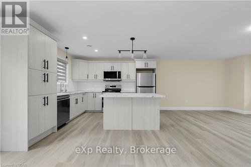 370 Forfar Street E, Centre Wellington (Fergus), ON - Indoor Photo Showing Kitchen With Upgraded Kitchen