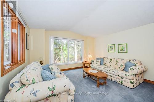 2 Spruce Avenue, Puslinch, ON - Indoor Photo Showing Living Room