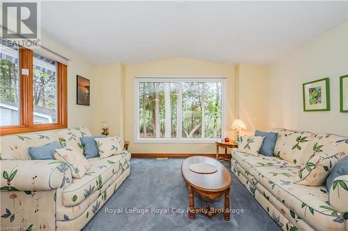 2 Spruce Avenue, Puslinch, ON - Indoor Photo Showing Living Room