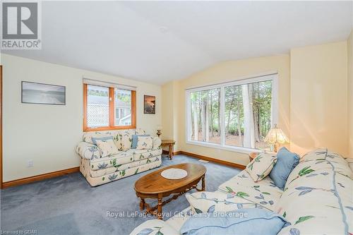 2 Spruce Avenue, Puslinch, ON - Indoor Photo Showing Living Room