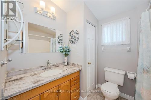 2 Spruce Avenue, Puslinch, ON - Indoor Photo Showing Bathroom