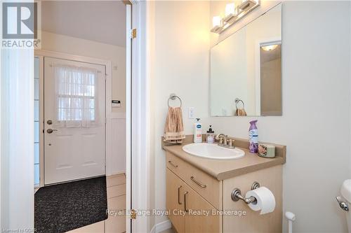 39 - 31 Schroder Crescent, Guelph (Grange Hill East), ON - Indoor Photo Showing Bathroom