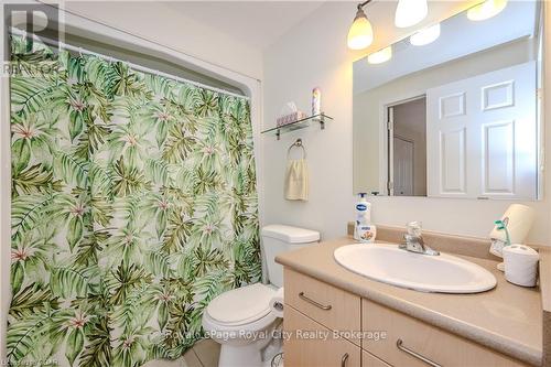 39 - 31 Schroder Crescent, Guelph (Grange Hill East), ON - Indoor Photo Showing Bathroom