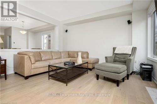 132 Drexler Avenue, Guelph/Eramosa (Rockwood), ON - Indoor Photo Showing Living Room