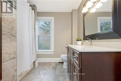 274 Alma Street, Guelph/Eramosa (Rockwood), ON - Indoor Photo Showing Bathroom