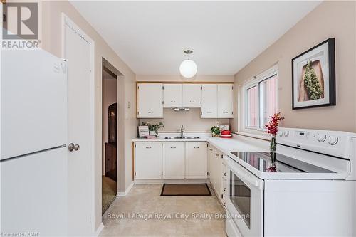 5 - 2 Worton Avenue, Guelph (Parkwood Gardens), ON - Indoor Photo Showing Kitchen With Double Sink