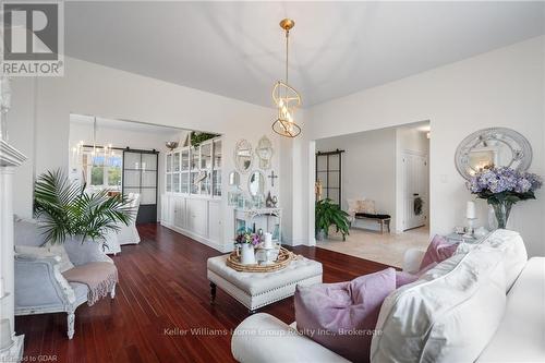 125 Crewson Court, Erin, ON - Indoor Photo Showing Living Room