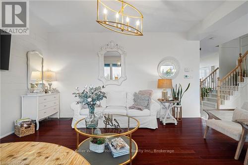 125 Crewson Court, Erin, ON - Indoor Photo Showing Living Room