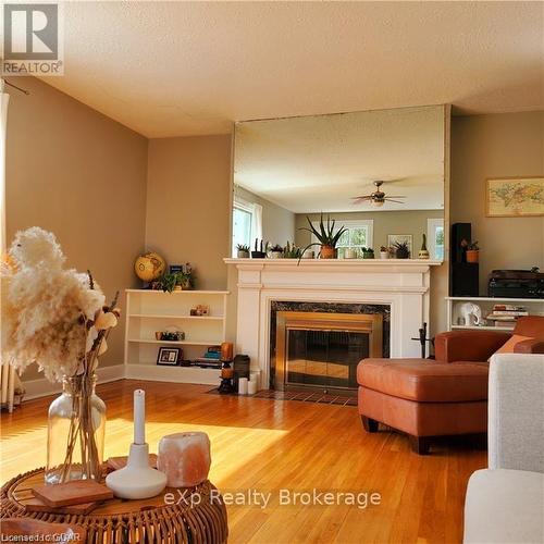 2 - 21 Dormie Lane, Guelph (Old University), ON - Indoor Photo Showing Living Room With Fireplace