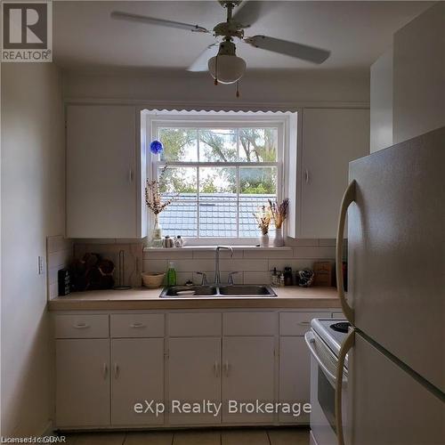 2 - 21 Dormie Lane, Guelph (Old University), ON - Indoor Photo Showing Kitchen With Double Sink