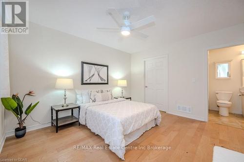 D403 - 71 Bayberry Drive, Guelph (Village), ON - Indoor Photo Showing Bedroom