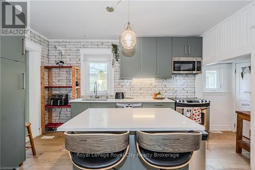 39 Raglan Street, Guelph (Central West), ON - Indoor Photo Showing Kitchen With Upgraded Kitchen