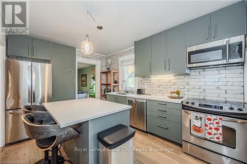 39 Raglan Street, Guelph (Central West), ON - Indoor Photo Showing Kitchen With Upgraded Kitchen