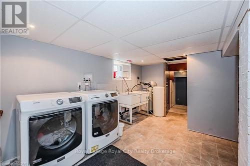 39 Raglan Street, Guelph (Central West), ON - Indoor Photo Showing Laundry Room