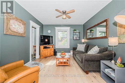 39 Raglan Street, Guelph (Central West), ON - Indoor Photo Showing Living Room