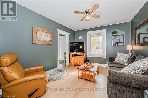 39 Raglan Street, Guelph (Central West), ON - Indoor Photo Showing Living Room