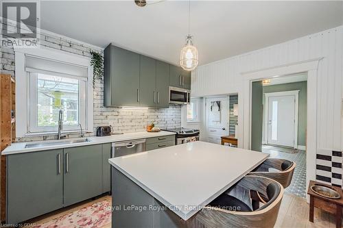 39 Raglan Street, Guelph (Central West), ON - Indoor Photo Showing Kitchen With Upgraded Kitchen