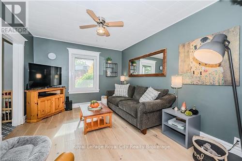 39 Raglan Street, Guelph (Central West), ON - Indoor Photo Showing Living Room