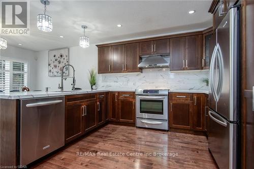 130 Clough Crescent, Guelph (Pine Ridge), ON - Indoor Photo Showing Kitchen With Upgraded Kitchen