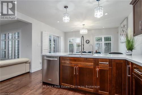 130 Clough Crescent, Guelph (Pine Ridge), ON - Indoor Photo Showing Kitchen