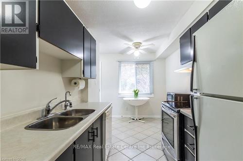 32 Wilsonview Avenue, Guelph (Hanlon Creek), ON - Indoor Photo Showing Kitchen With Double Sink