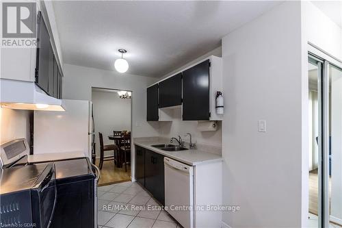 32 Wilsonview Avenue, Guelph (Hanlon Creek), ON - Indoor Photo Showing Kitchen With Double Sink