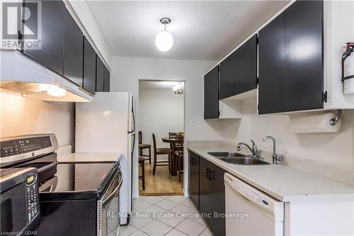 32 Wilsonview Avenue, Guelph (Hanlon Creek), ON - Indoor Photo Showing Kitchen With Double Sink