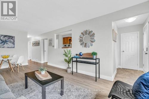 Upper - 9 June Avenue, Guelph (June Avenue), ON - Indoor Photo Showing Living Room