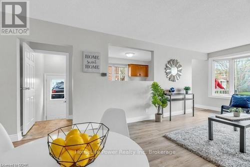 Upper - 9 June Avenue, Guelph (June Avenue), ON - Indoor Photo Showing Living Room