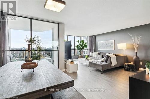 901 - 1333 Bloor Street, Mississauga (Applewood), ON - Indoor Photo Showing Living Room