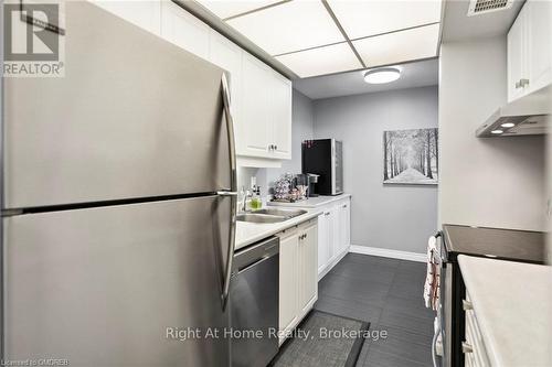 901 - 1333 Bloor Street, Mississauga (Applewood), ON - Indoor Photo Showing Kitchen With Double Sink